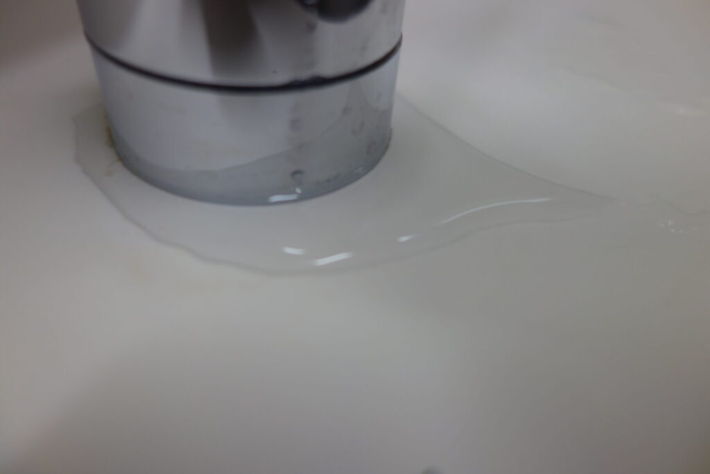 キッチン水栓の根本に溜まった水