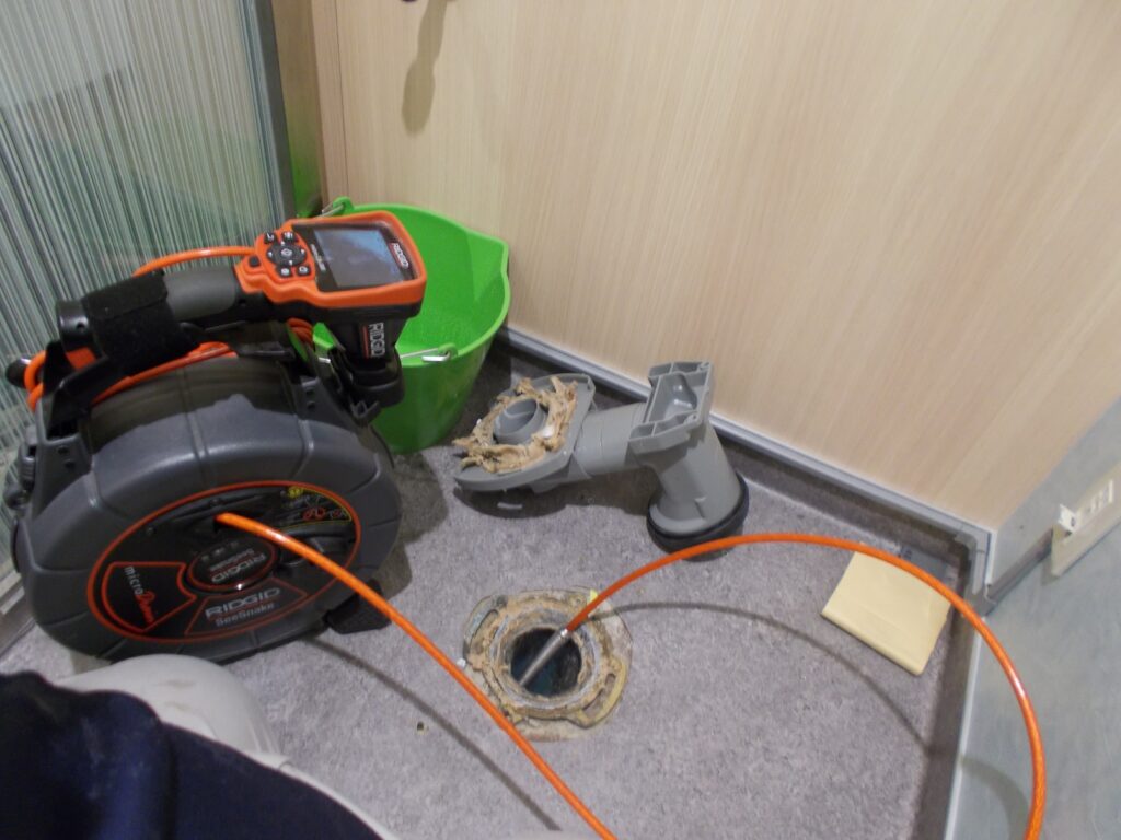 トイレの排水管をカメラで点検
